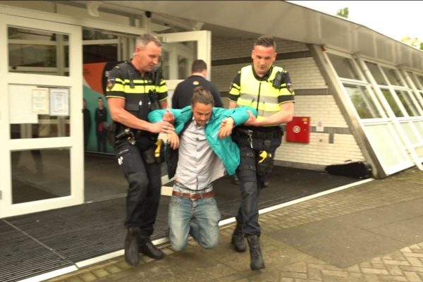De laatste activist wordt door de politie weggedragen uit het schoolgebouw. Foto: Omroep Gelderland