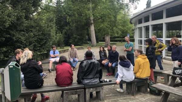 De actiegroep en enkele docenten overleggen over bezetten of het sturen van de brief. Foto: Omroep Gelderland