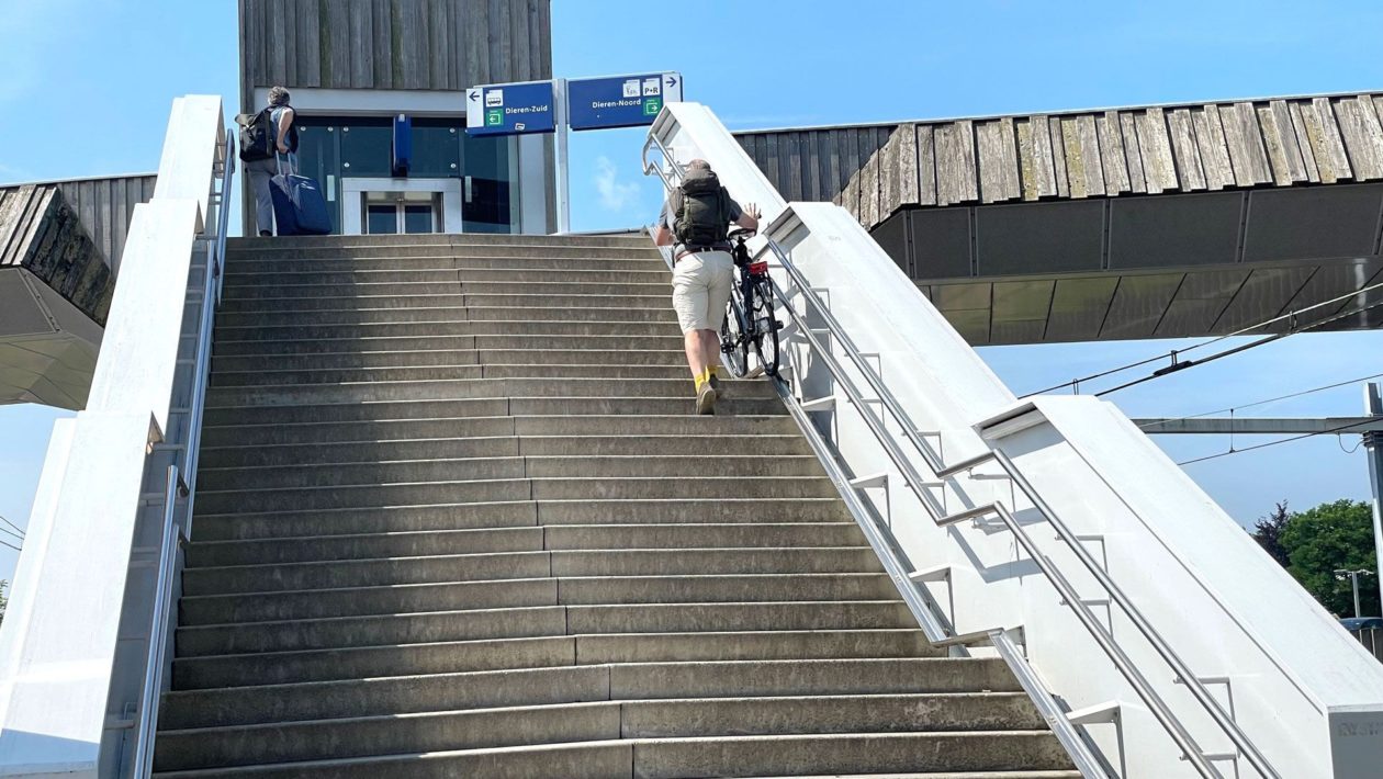 Lift treinstation Dieren nog weken buiten gebruik Foto: Martin Slijper
