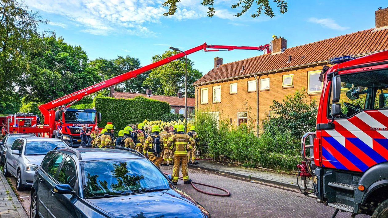 Flinke brand verwoest woning in Dieren Foto: Persbureau Heitink