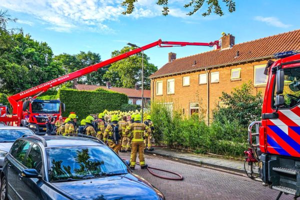 Flinke brand verwoest woning in Dieren Foto: Persbureau Heitink