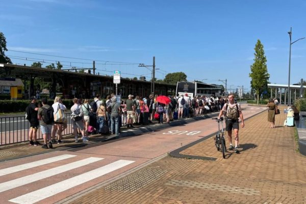 Lange rijen voor de bus in Dieren Foto: Omroep Gelderland
