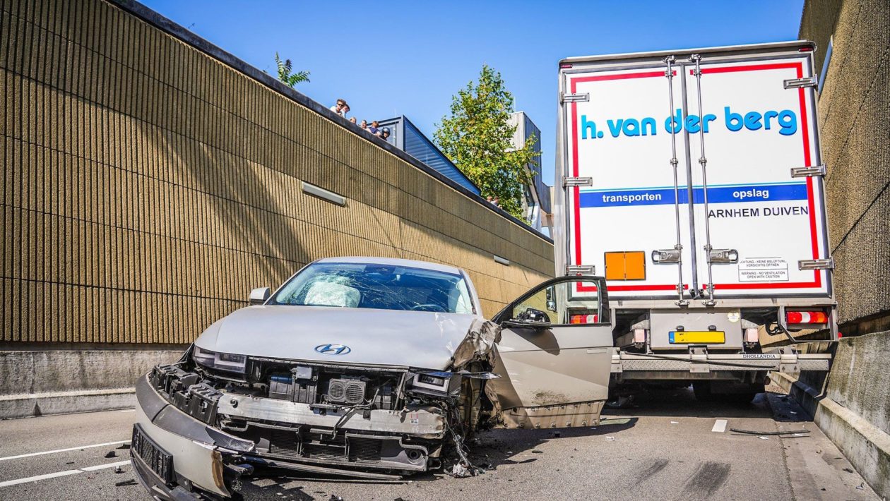 Frontale botsing tussen vrachtwagen en personenauto in Dieren Foto: Roland Heitink / Persbureau Heitink