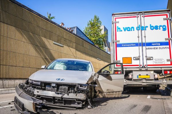 Frontale botsing tussen vrachtwagen en personenauto in Dieren Foto: Roland Heitink / Persbureau Heitink