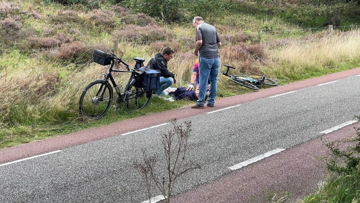 Wielrenner raakt zwaargewond na val op steile afdaling Posbank Foto: Martin Slijper