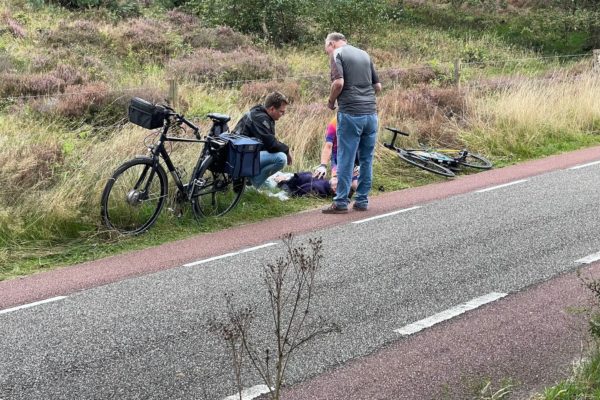 Wielrenner raakt zwaargewond na val op steile afdaling Posbank Foto: Martin Slijper