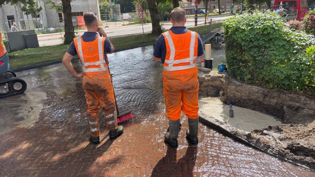 Opnieuw waterleiding gesprongen in Waterstraat Foto: Martin Slijper