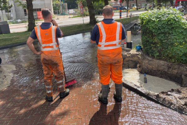 Opnieuw waterleiding gesprongen in Waterstraat Foto: Martin Slijper