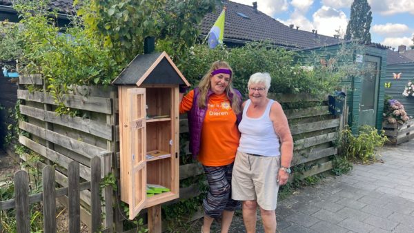 Brenda Lentink (links) met buurtbewoner Corrie Verhoef (rechts) voor het energie bespaar kastje Foto: Omroep Gelderland