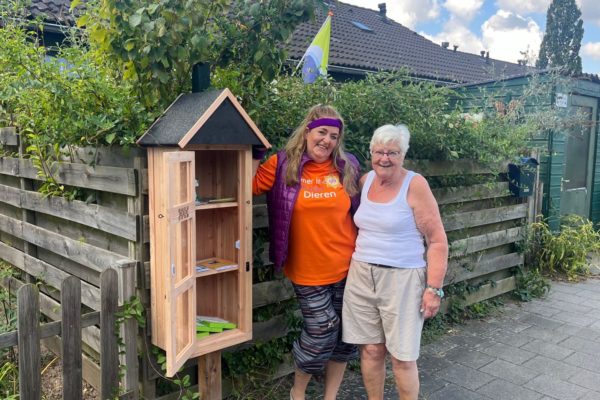 Brenda Lentink (links) met buurtbewoner Corrie Verhoef (rechts) voor het energie bespaar kastje Foto: Omroep Gelderland