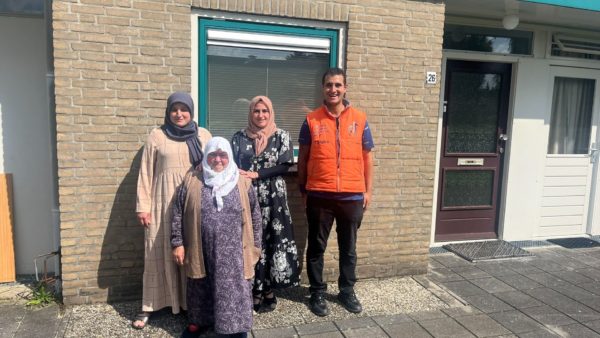 De 75-jarige Kadriye Karademir (tweede van links) wordt door iedereen in het dorp ‘oma’ genoemd