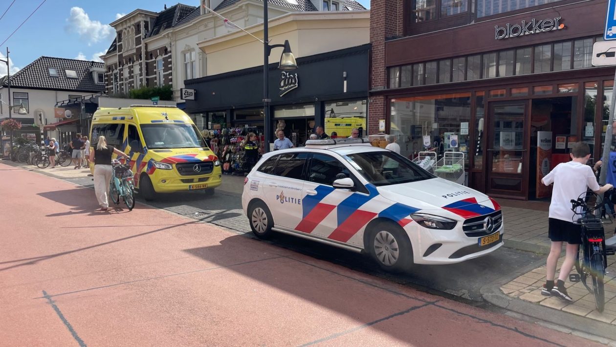 Politie helpt gewonde fietser en brengt fiets naar huis Foto: Martin Slijper