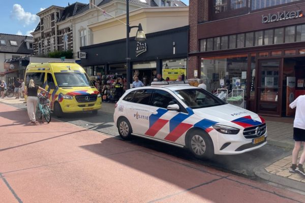 Politie helpt gewonde fietser en brengt fiets naar huis Foto: Martin Slijper