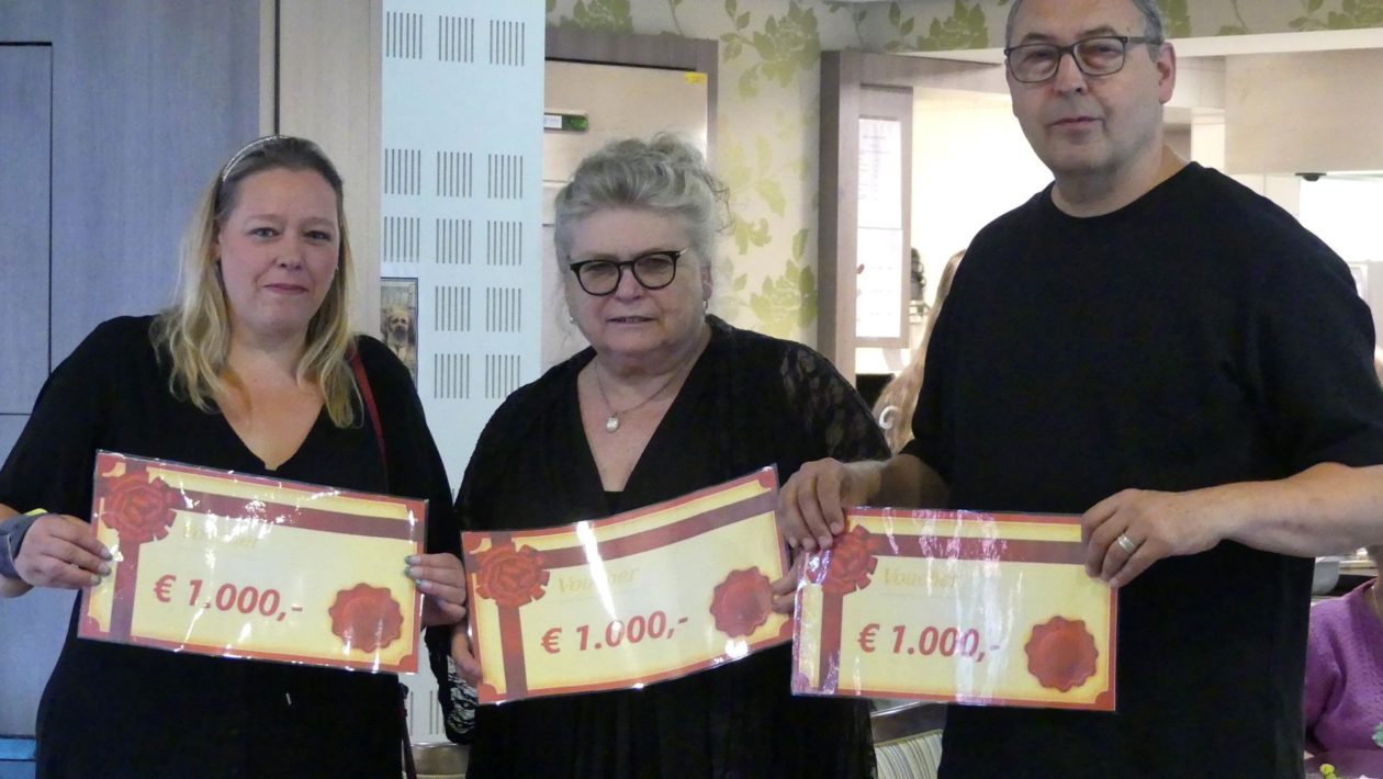 Dickens Festival doneert drie cheques voor lokale initiatieven Foto: Margrot van der Horst