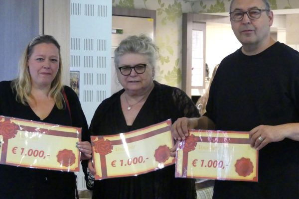 Dickens Festival doneert drie cheques voor lokale initiatieven Foto: Margrot van der Horst