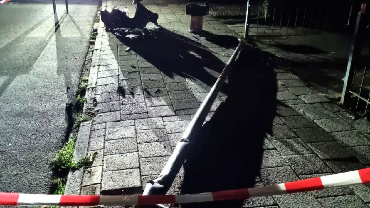 Lantaarnpaal slachtoffer van wilde zaterdagavondrit in Dieren Foto: Politie