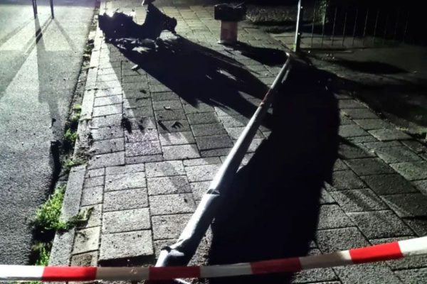 Lantaarnpaal slachtoffer van wilde zaterdagavondrit in Dieren Foto: Politie