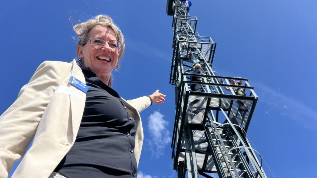 Judit Wassing bij de brandtoren Foto: Omroep Gelderland