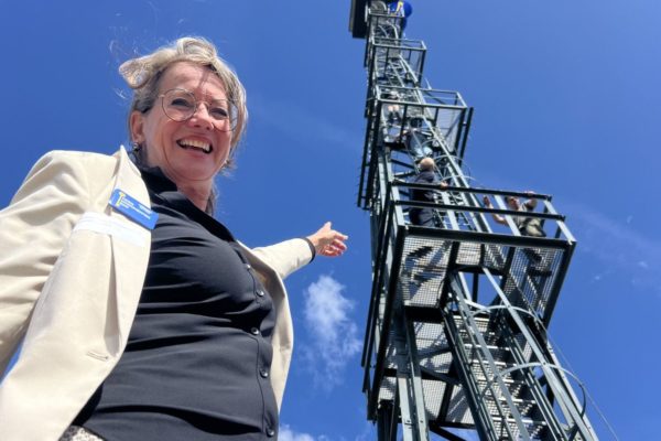 Judit Wassing bij de brandtoren Foto: Omroep Gelderland