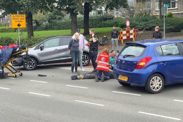 Fietser botst met auto op Arnhemsestraatweg in Velp Foto: Martin Slijper