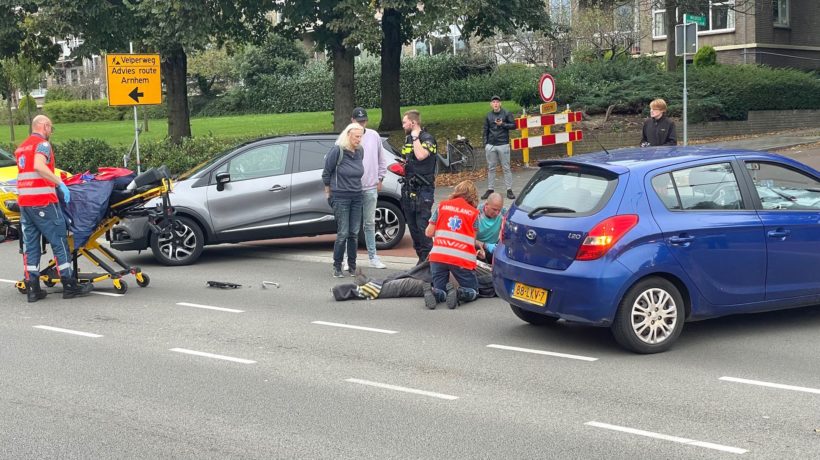 Fietser botst met auto op Arnhemsestraatweg in Velp Foto: Martin Slijper