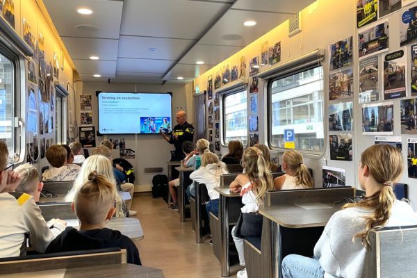 Politie in gesprek met jongeren in het Mobiele Media Lab Foto: Martin Slijper