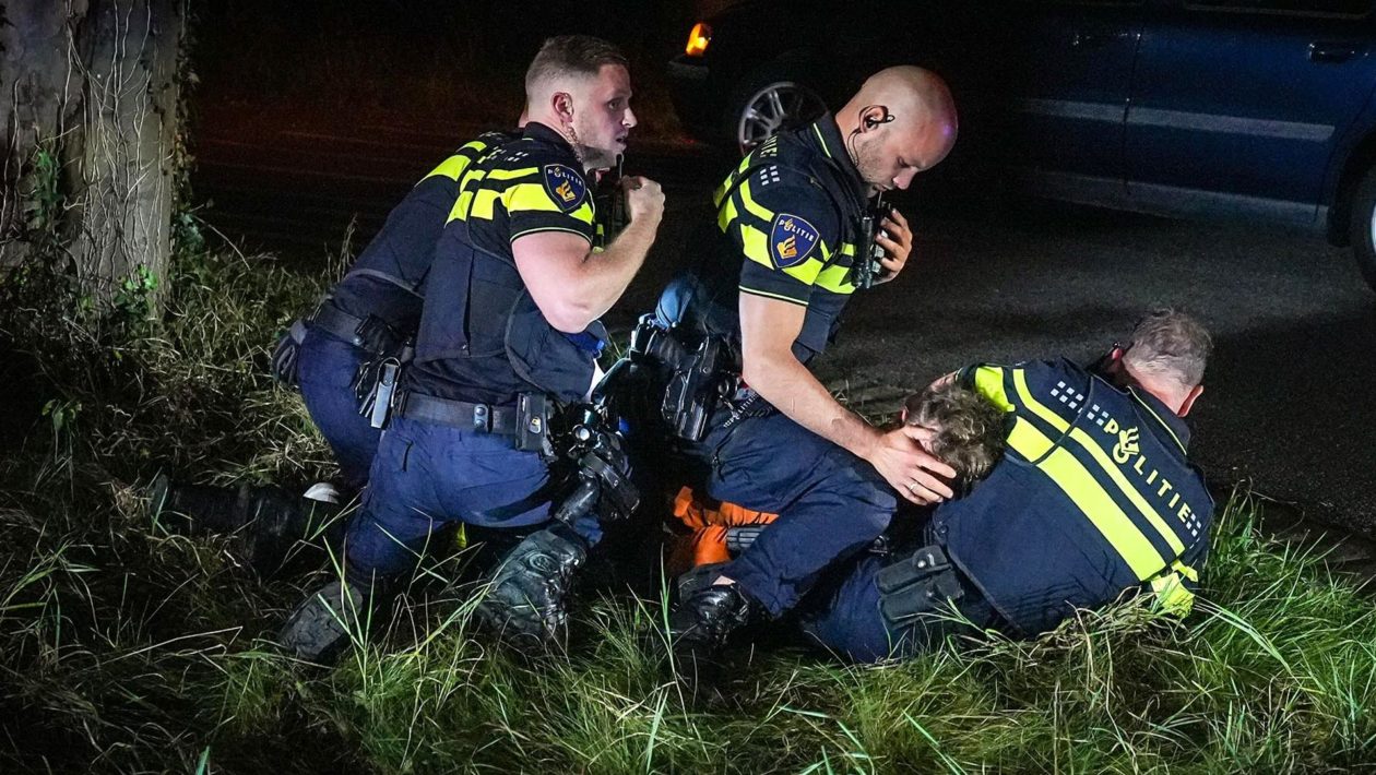 Politie zet taser in: Man met hakbijl verzet zich na ongeval Foto: Roland Heitink / Persbureau Heitink