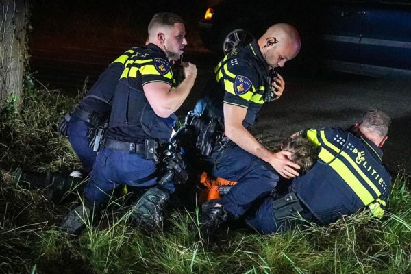 Politie zet taser in: Man met hakbijl verzet zich na ongeval Foto: Roland Heitink / Persbureau Heitink