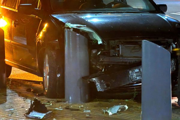 Auto ramt paaltje bij voetgangersbrug Hoge Juffer in Dieren Foto: Jean-Luc | Lus Media