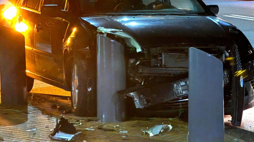 Auto ramt paaltje bij voetgangersbrug Hoge Juffer in Dieren Foto: Jean-Luc | Lus Media