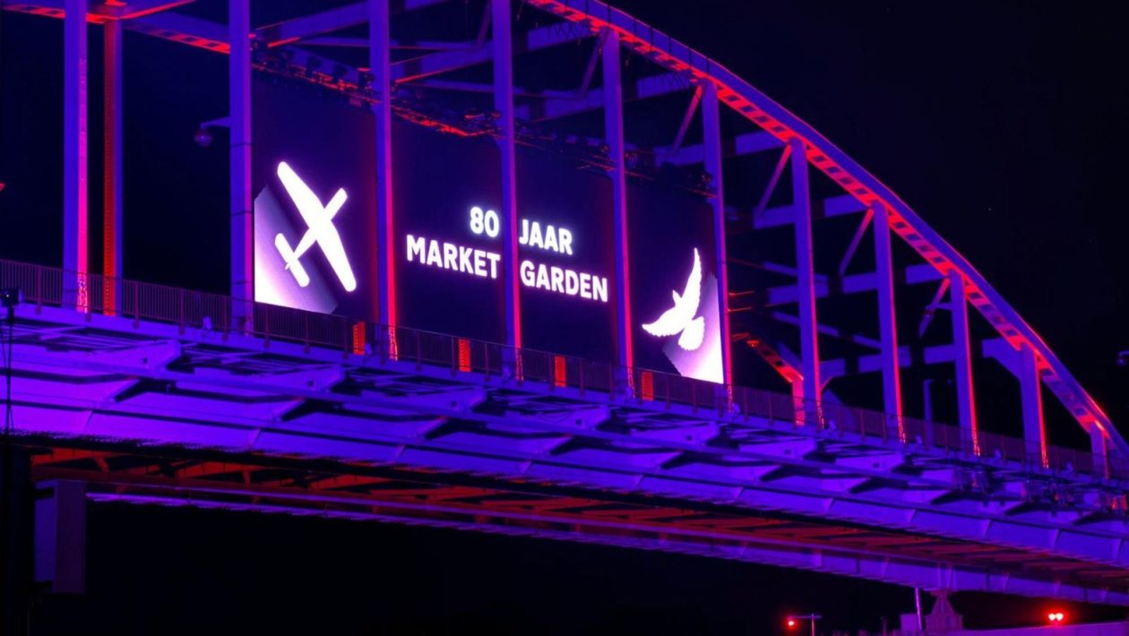 Bridge to Liberation bij de John Frostbrug in Arnhem Foto: Studio Rheden