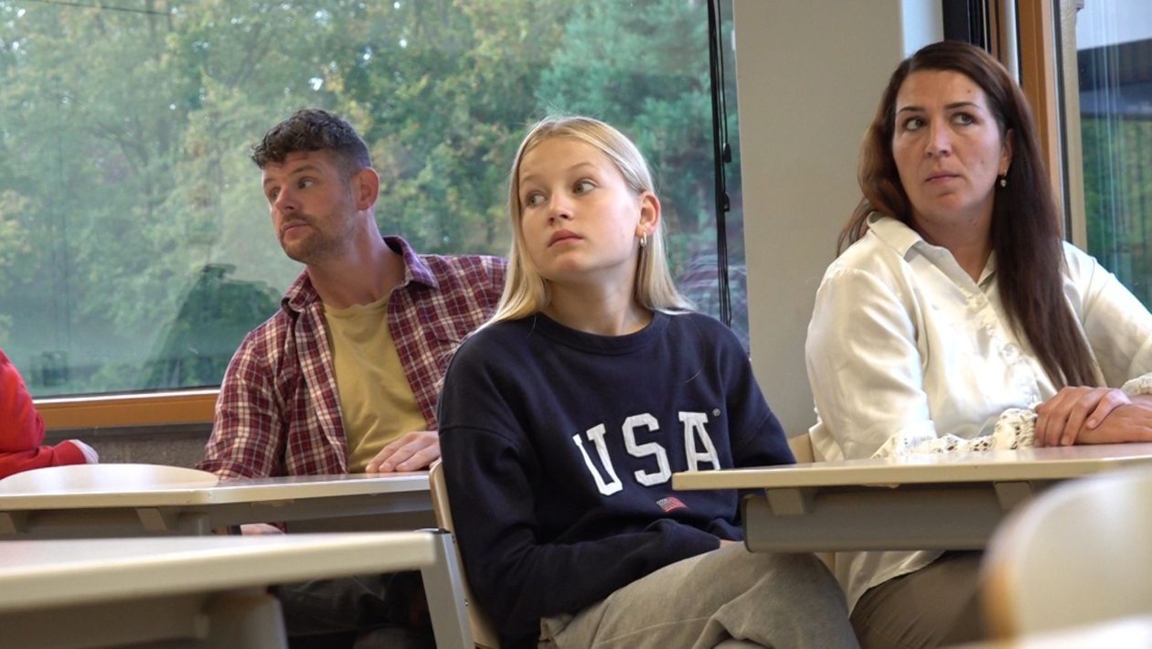 Ouders en kinderen delen het klaslokaal in Dieren Foto: Omroep Gelderland