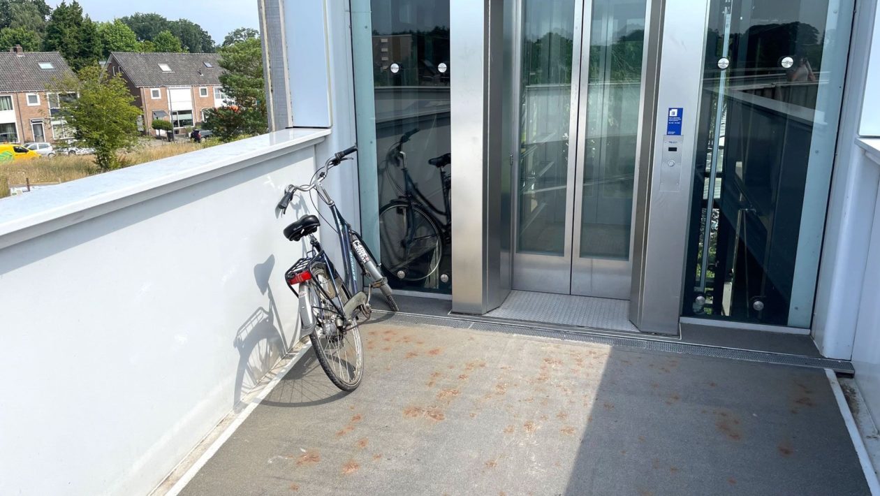 Geparkeerde fiets op de voetgangersbrug Hoge Juffer van treinstation Dieren Foto: Martin Slijper