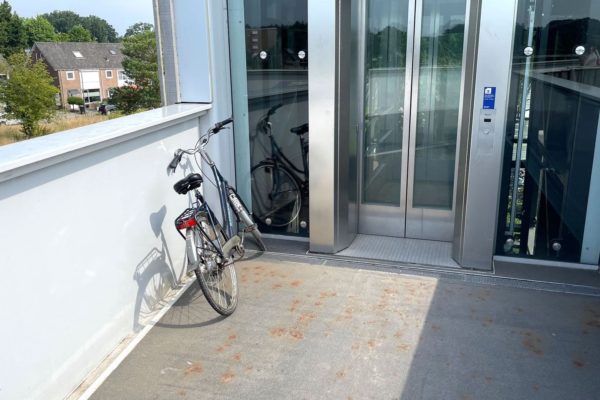 Geparkeerde fiets op de voetgangersbrug Hoge Juffer van treinstation Dieren Foto: Martin Slijper