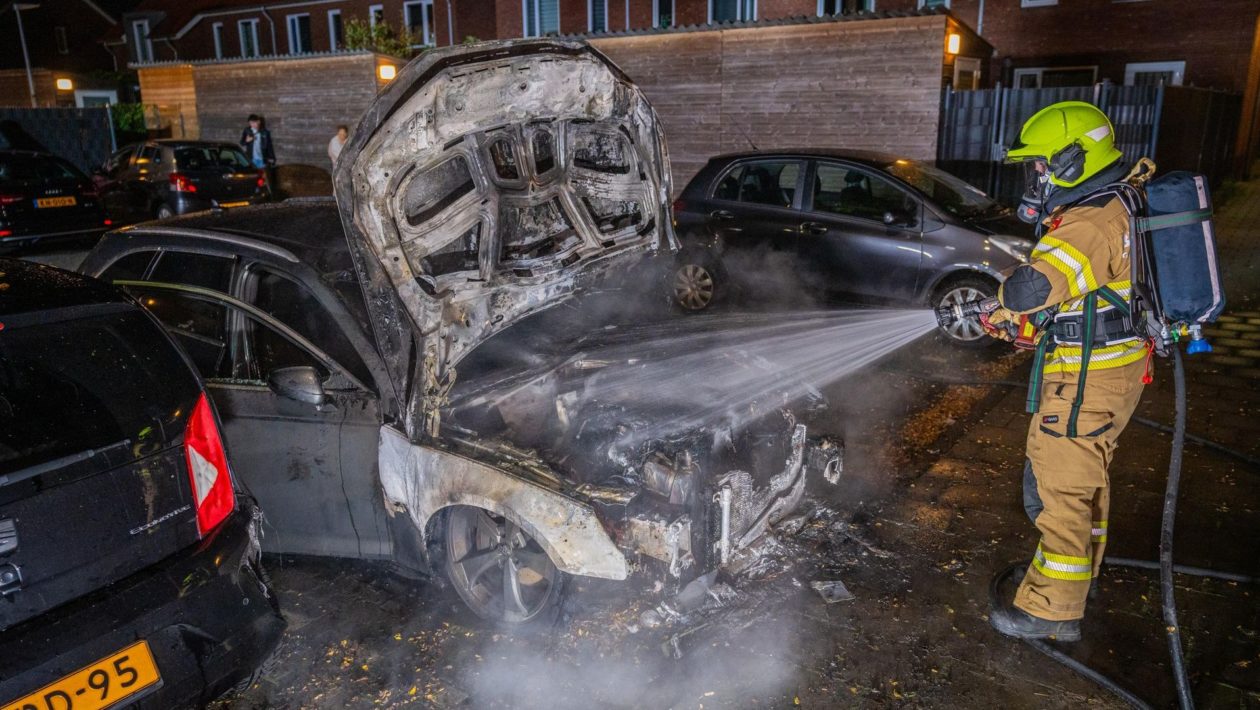 Politie onderzoekt mogelijke brandstichting na autobrand in Velp Foto: Roland Heitink / Persbureau Heitink