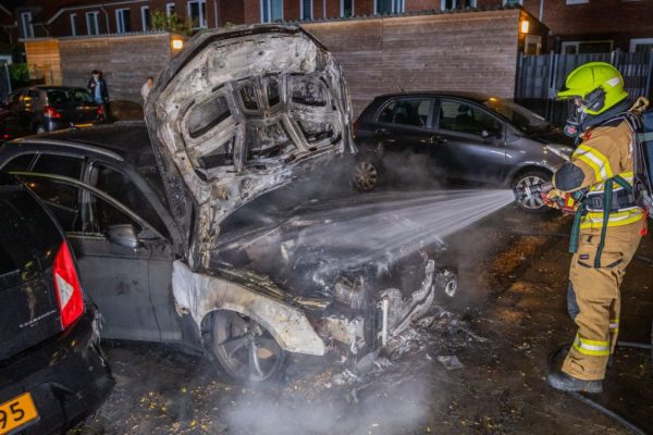 Politie onderzoekt mogelijke brandstichting na autobrand in Velp Foto: Roland Heitink / Persbureau Heitink