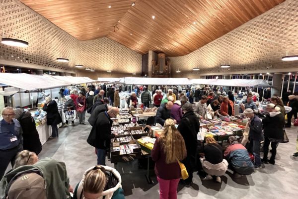 Bazaar in de Ontmoetingskerk in Dieren haalt 15000 euro op Foto: Fred Haandrikman