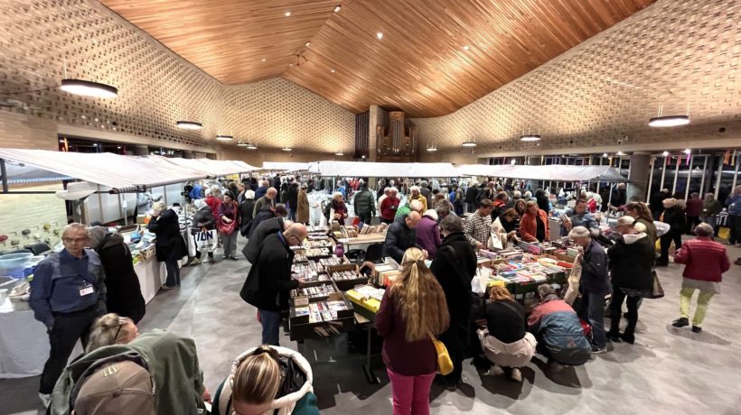 Bazaar in de Ontmoetingskerk in Dieren haalt 15000 euro op Foto: Fred Haandrikman