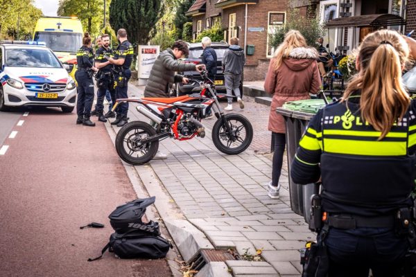 Meisje op crossbrommer betrokken bij aanrijding in Dieren Foto: Roland Heitink / Persbureau Heitink