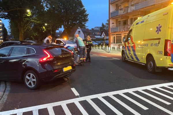 Fietser gewond na aanrijding op President Kennedylaan in Velp Foto: Martin Slijper