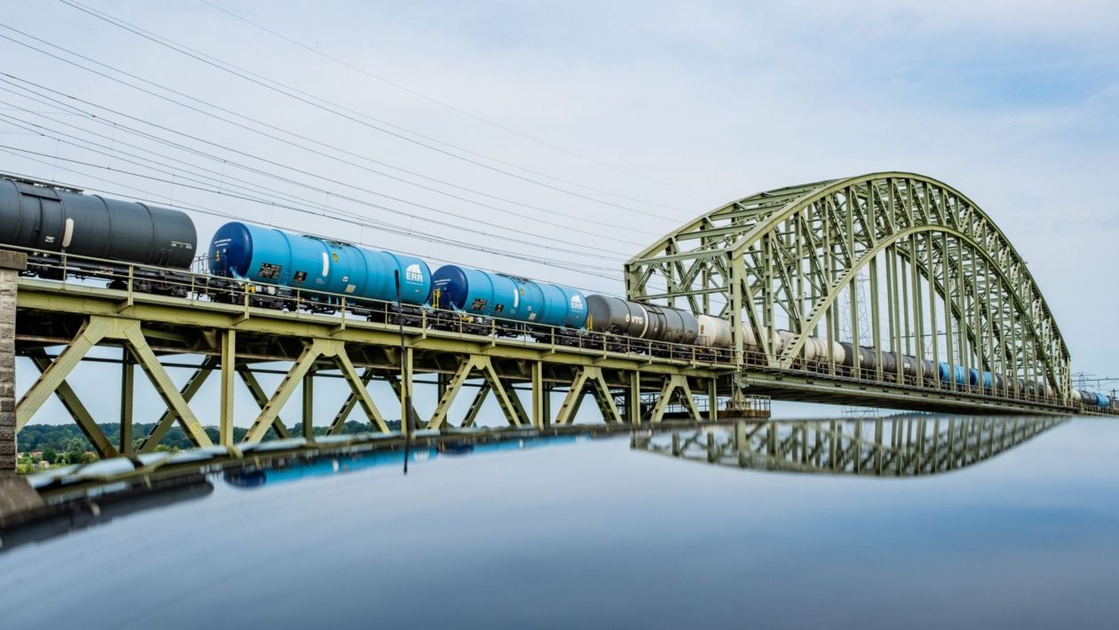 Een goederentrein rijdt over de Rijn bij Oosterbeek. Foto: ANP