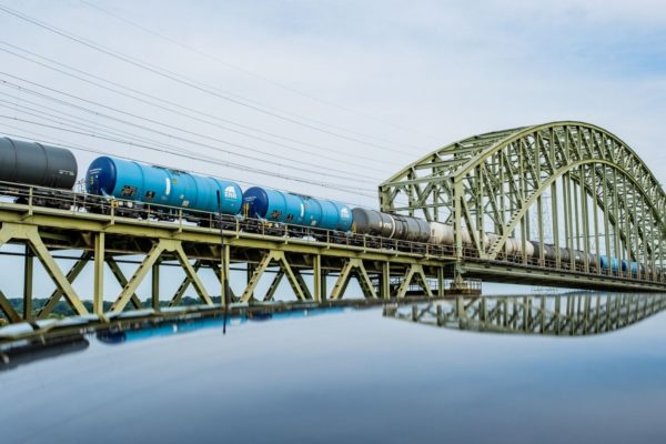 Een goederentrein rijdt over de Rijn bij Oosterbeek. Foto: ANP