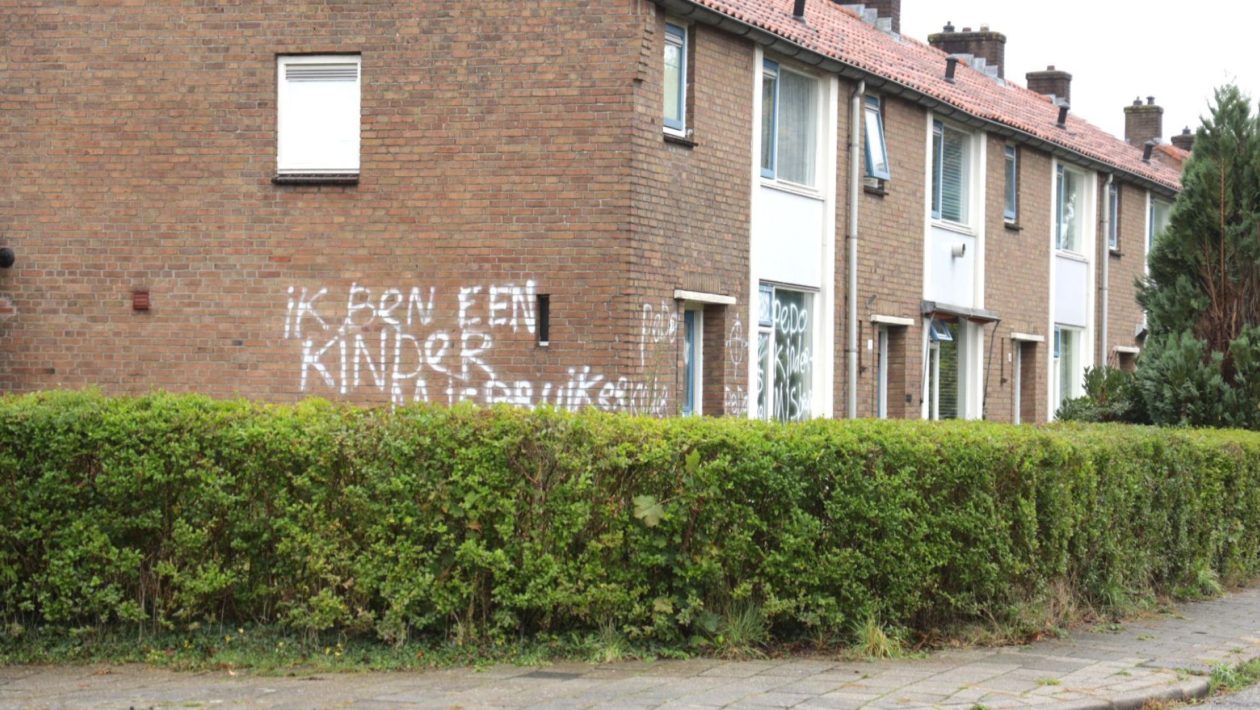 Woning beklad met pedo teksten in Dieren Foto: Persbureau Heitink