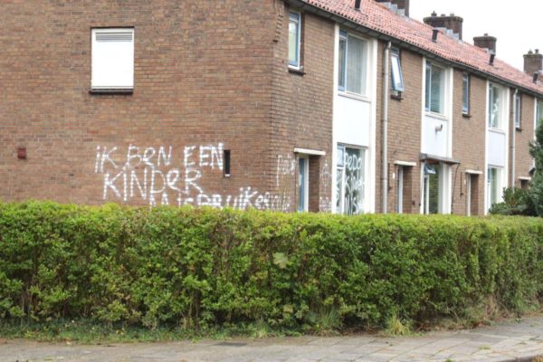 Woning beklad met pedo teksten in Dieren Foto: Persbureau Heitink