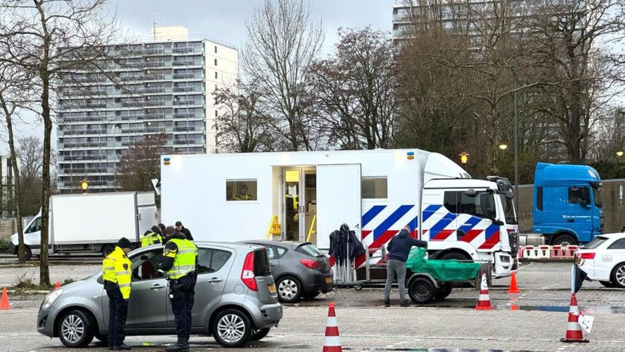 Politie houdt grote verkeerscontrole bij knooppunt Velperbroek Foto: Studio Rheden