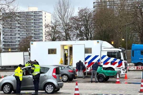 Politie houdt grote verkeerscontrole bij knooppunt Velperbroek Foto: Studio Rheden