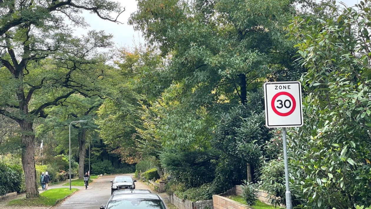 Politiek wil de snelheid in alle dorpen verlagen naar 30 km per uur Foto: Martin Slijper