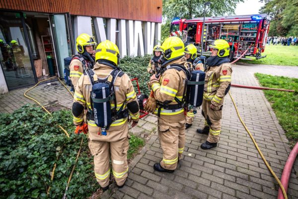 Brandweer redt school na gevaarlijke brand in technieklokaal in Dieren Foto: Roland Heitink / Persbureau Heitink