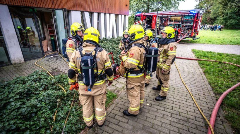 Brandweer redt school na gevaarlijke brand in technieklokaal in Dieren Foto: Roland Heitink / Persbureau Heitink