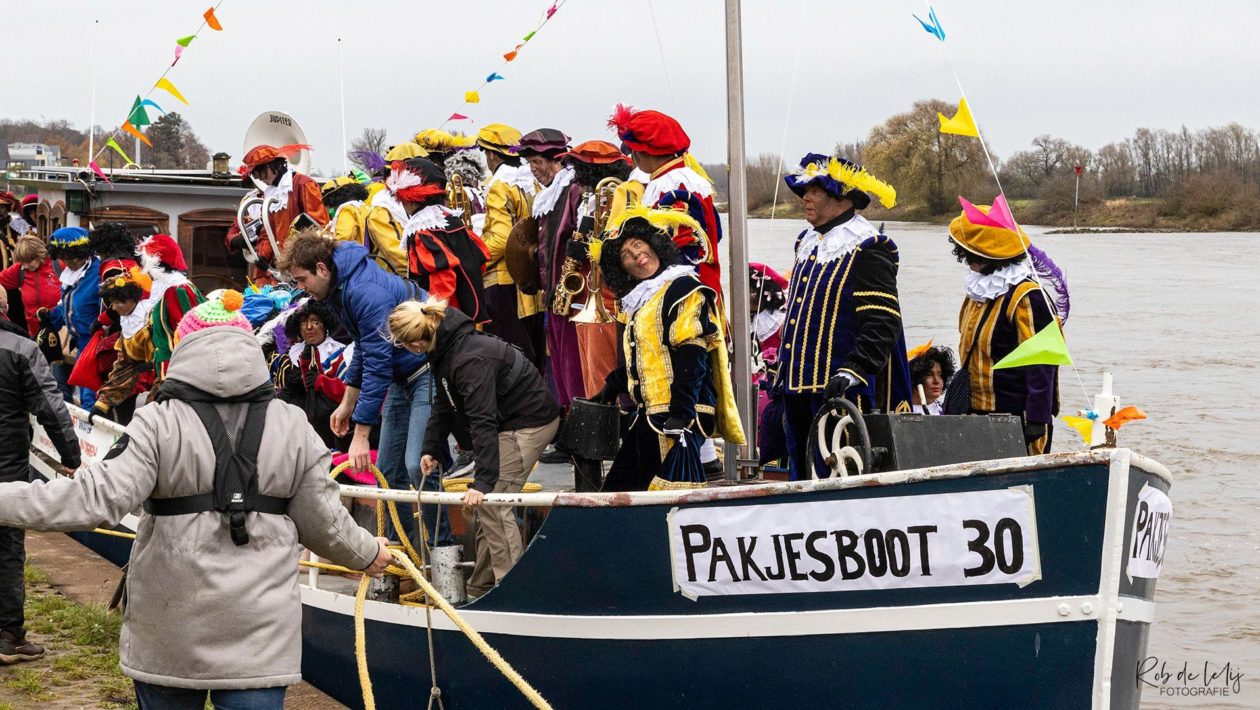 Sinterklaas en zijn pieten in Dieren Foto: Rob de Lelij